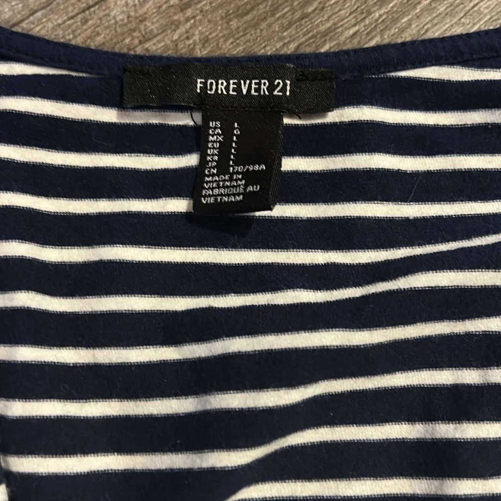 Forever‎ 21 Crop top Size large blue and white striped - Picture 2 of 3